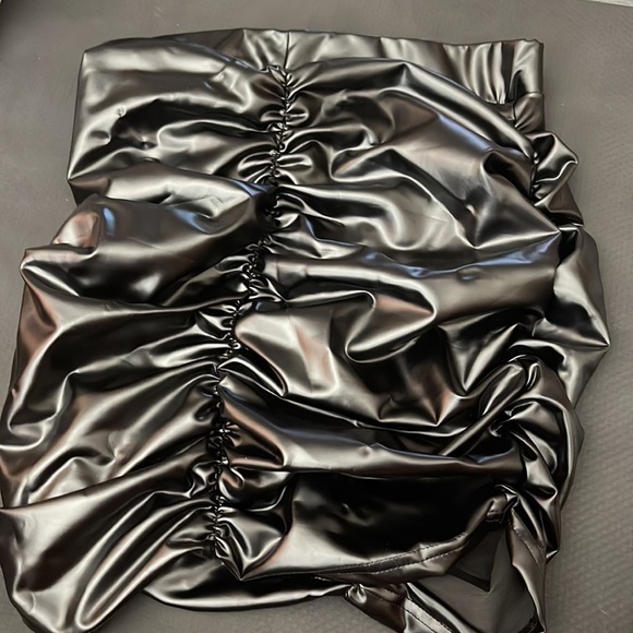 Leather black scrunch skirt - Picture 2 of 2